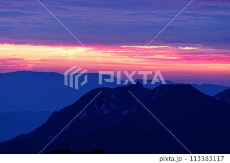 南アルプス・仙丈ヶ岳から見る夜明けの鳳凰三山・地蔵岳と大菩薩の山並み 南アルプス・仙丈ヶ岳から見る夜明けの鳳凰三山・地蔵岳と大菩薩の山並み 113383117