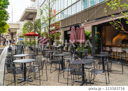 東京都　調布駅前広場のお洒落なオープンテラス 113383716