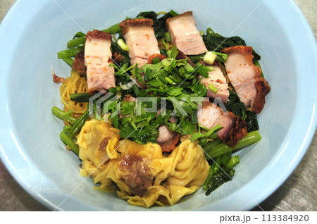 Egg noodle with red roast pork and crispy pork 113384920