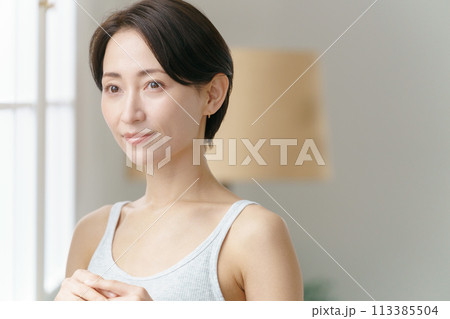 きれいなミドル女性 きれいなミドル女性 113385504