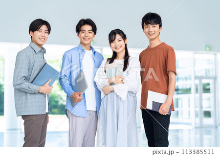 キャンパスライフを楽しむ大学生の男性 キャンパスライフを楽しむ大学生の男性 113385511