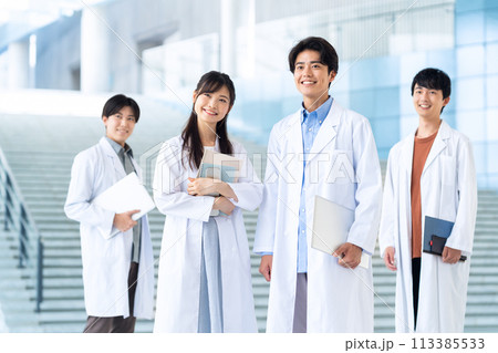 理系の大学で勉強する大学生 理系の大学で勉強する大学生 113385533