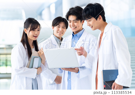 理系の大学で勉強する大学生 理系の大学で勉強する大学生 113385534