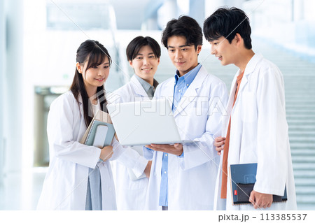 理系の大学で勉強する大学生 113385537