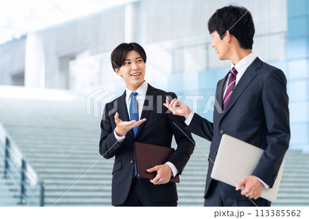 オフィスで働く新入社員のビジネスマン　 113385562
