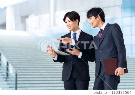 オフィスで働く新入社員のビジネスマン オフィスで働く新入社員のビジネスマン 113385564