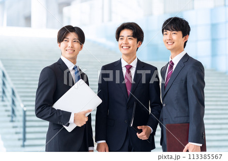 オフィスで働く新入社員のビジネスマン オフィスで働く新入社員のビジネスマン 113385567