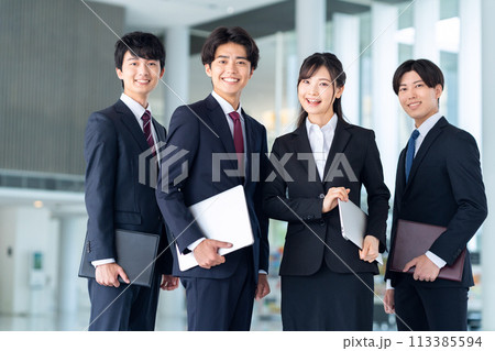 オフィスで働く新入社員のビジネスマン オフィスで働く新入社員のビジネスマン 113385594