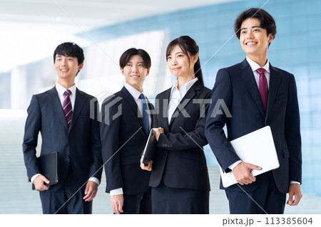 オフィスで働く新入社員のビジネスマン　 113385604