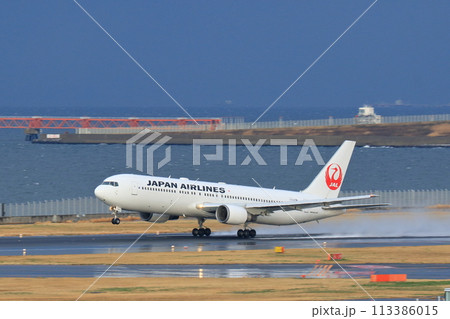 水煙を巻き上げながら離陸する旅客機 113386015