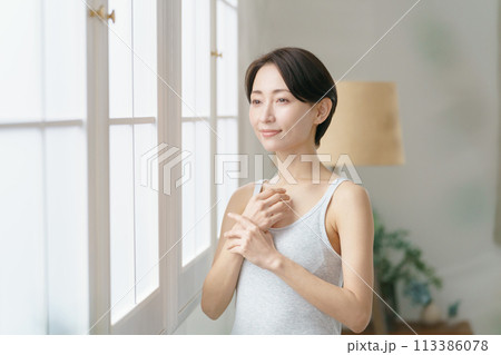 窓際に立つ30代の女性 窓際に立つ30代の女性 113386078
