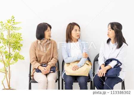 待合室でおしゃべりする女性 113386302