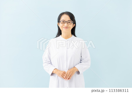 60代の女性　ポートレート 113386311