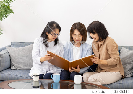 アルバムを見る3人の女性 アルバムを見る3人の女性 113386330