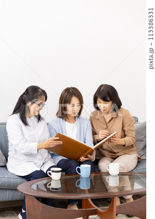 アルバムを見る3人の女性 アルバムを見る3人の女性 113386331
