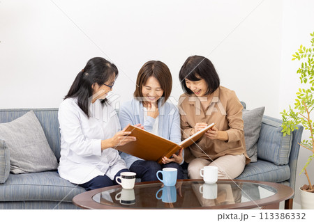 アルバムを見る3人の女性 113386332