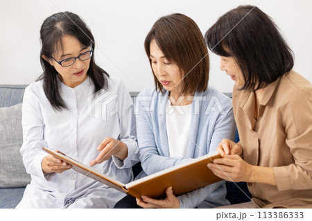 アルバムを見る3人の女性 アルバムを見る3人の女性 113386333