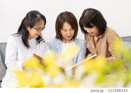 アルバムを見る3人の女性 アルバムを見る3人の女性 113386335