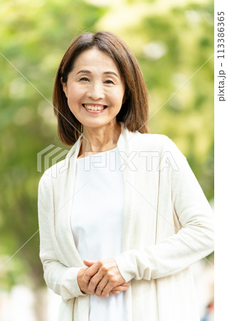 シニア女性　ポートレート 113386365