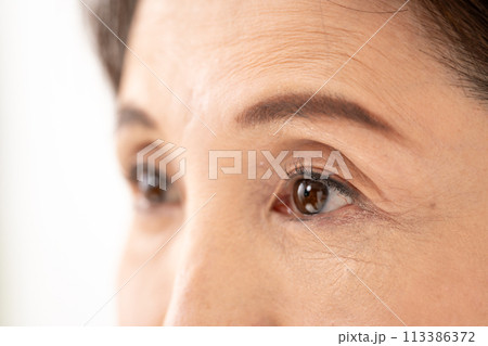 女性　目元　シニア 113386372