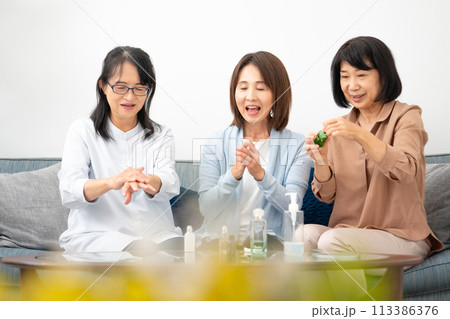 化粧品を試す60代女性 化粧品を試す60代女性 113386376