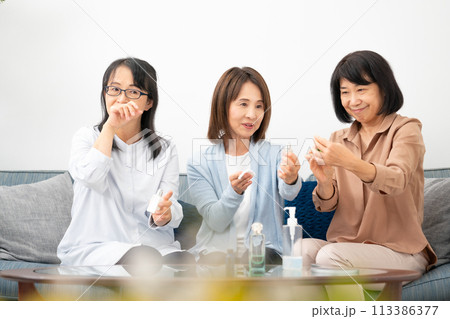 化粧品を試す60代女性 113386377