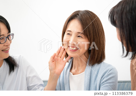 化粧品を試す60代女性 化粧品を試す60代女性 113386379
