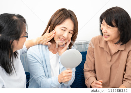 化粧品を試す60代女性 113386382