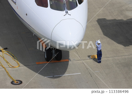 旅客機を誘導するグランドハンドラー　旅客機の到着　グラハンのハンドサイン 113386496