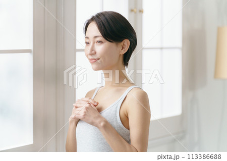 美しい女性の横顔 美しい女性の横顔 113386688