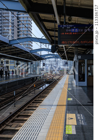 駅　鉄道シリーズ　京阪電車樟葉駅　京都方面ホームから南方向の眺め 113386717