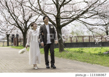 桜の咲く春の日のカジュアルウエディング 桜の咲く春の日のカジュアルウエディング 113386967