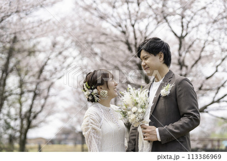 桜の咲く春の日のカジュアルウエディング 113386969