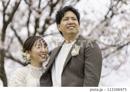 桜の咲く春の日のカジュアルウエディング 113386975