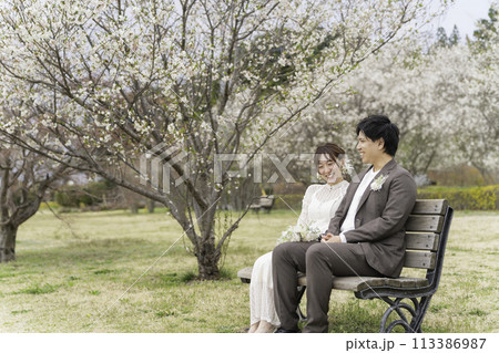桜の咲く春の日のカジュアルウエディング 113386987