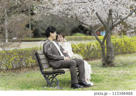 桜の咲く春の日のカジュアルウエディング 桜の咲く春の日のカジュアルウエディング 113386988