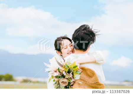 リゾートウェディング・ガーデンウェディングをするカップル・夫婦 113387026