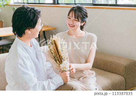 結婚記念日・誕生日に花束・ブーケ・スワッグをプレゼントされる女性・妻（夫婦・カップル） 113387835