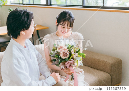 結婚記念日・誕生日に花束・ブーケ・スワッグをプレゼントされる女性・妻(夫婦・カップル) 結婚記念日・誕生日に花束・ブーケ・スワッグをプレゼントされる女性・妻(夫婦・カップル) 113387839