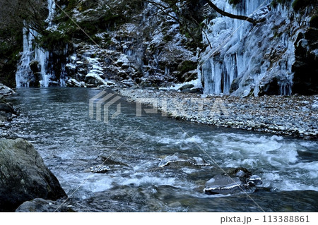 秩父市大滝三十槌の氷柱と荒川の流れにしぶき氷 113388861