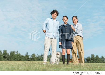 中学生・高校生と両親の家族・ファミリー（犬・ペット・娘・両親・3人） 113389029