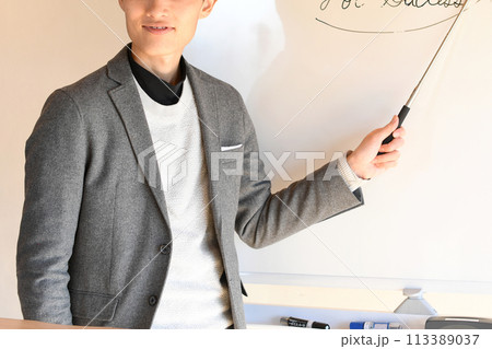プレゼンするスーツを着た男性セミナー講師 113389037