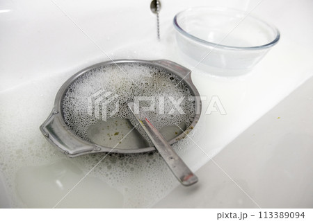 Detail of cleaning dishes with soap and water, hygiene 113389094