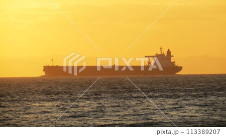夕焼けと船 夕焼けと船 113389207