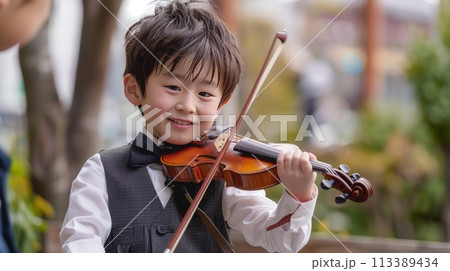 バイオリンを弾く男の子 バイオリンを弾く男の子 113389434