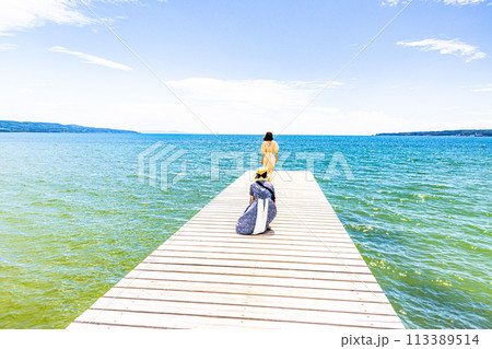 【新潟県_佐渡_あめやの桟橋】桟橋で寛ぐふたり 【新潟県_佐渡_あめやの桟橋】桟橋で寛ぐふたり 113389514