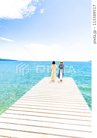 【新潟県_佐渡_あめやの桟橋】桟橋で寛ぐふたり 113389517
