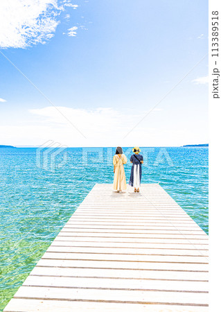 【新潟県_佐渡_あめやの桟橋】桟橋で寛ぐふたり 【新潟県_佐渡_あめやの桟橋】桟橋で寛ぐふたり 113389518