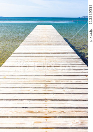 【新潟県_佐渡_佐和田海岸】夏を待つあめやの桟橋 113389555