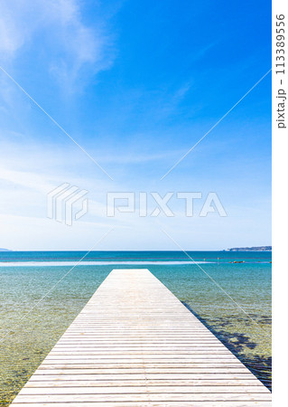 【新潟県_佐渡_佐和田海岸】夏を待つあめやの桟橋 113389556